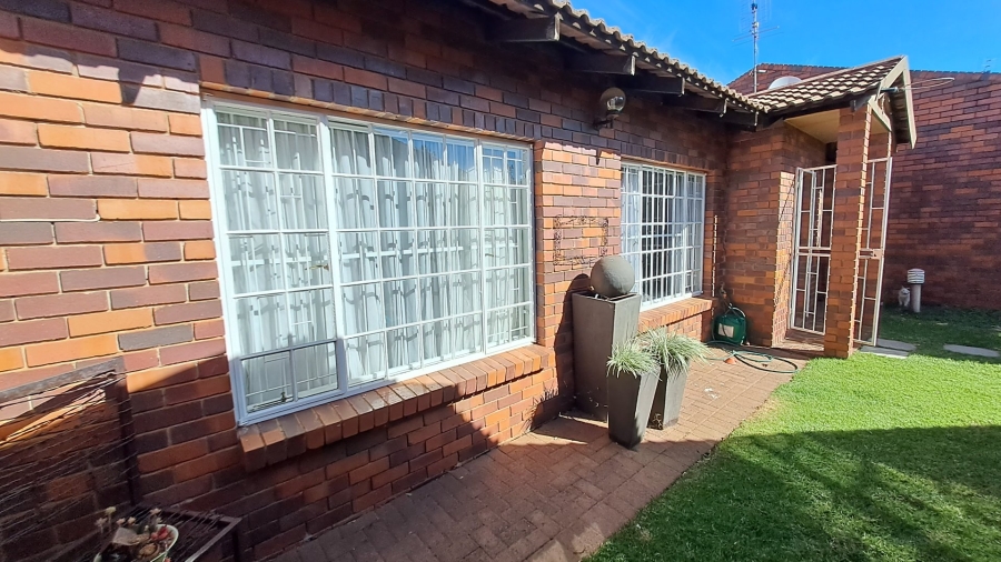 2 Bedroom Property for Sale in Langenhovenpark Free State